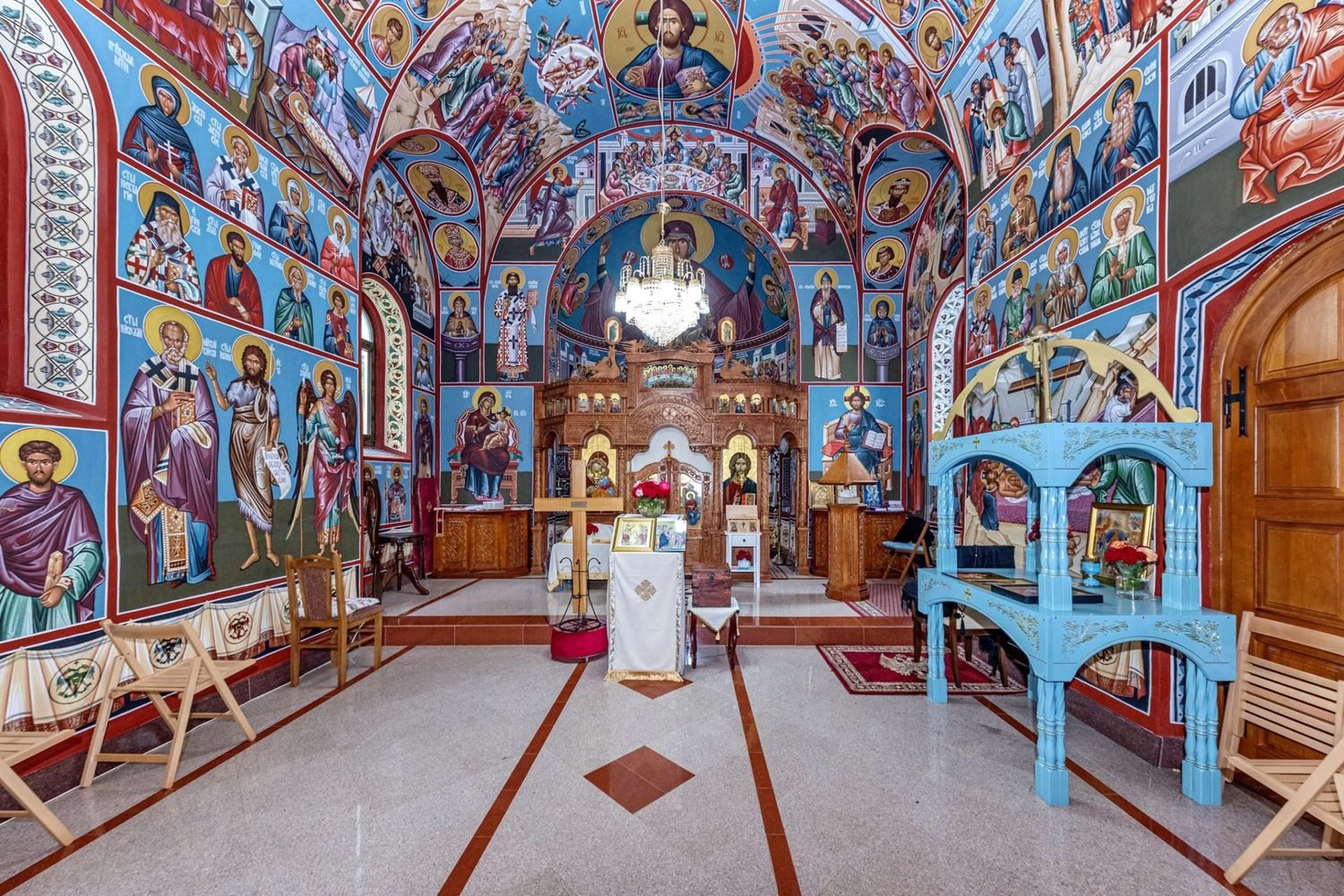 Унутрашњост храма са фрескама